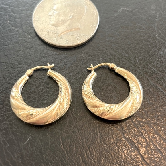 14kt Gold etched hoop earrings.. excellent condition